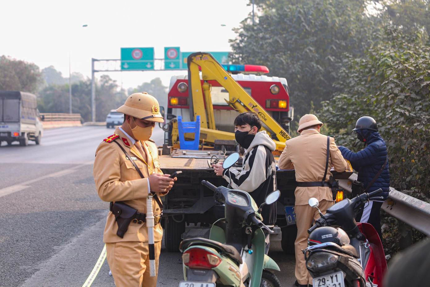 Tổ công tác xử lý trường hợp tài xế xe máy đi vào cao tốc.