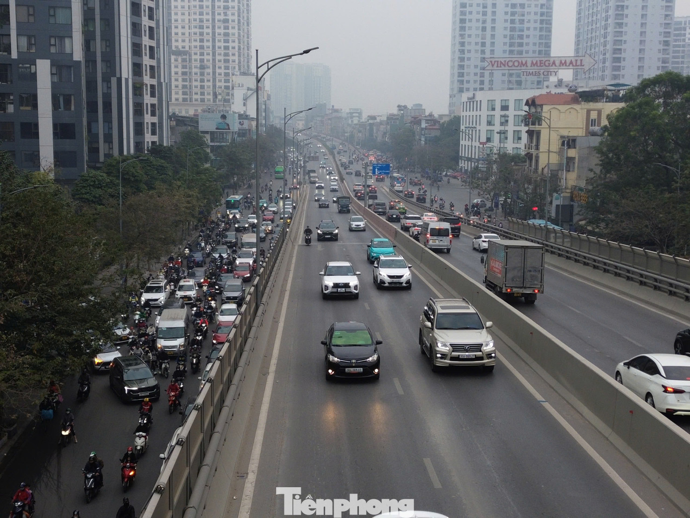 Xe máy đi song song với ô tô gây mất an toàn giao thông trên đường Vành đai 2 trên cao.