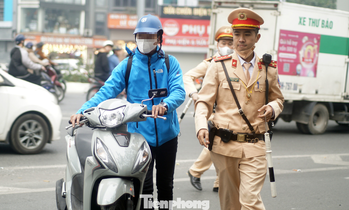 Sáng 8/1, tổ công tác Đội CSGT đường bộ số 4 phát hiện, xử lý một số trường hợp tài xế xe máy đi vào đường Vành đai 2 trên cao. Ảnh: Thanh Hà.