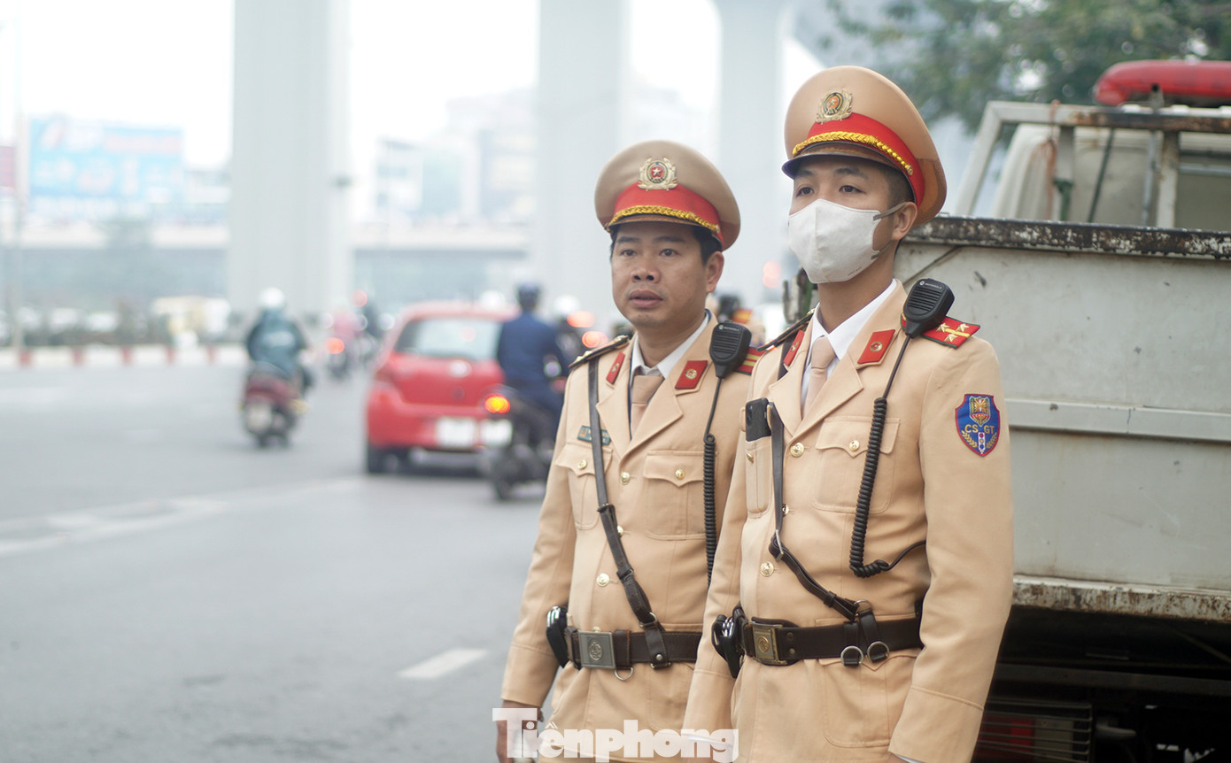 Tổ công tác làm nhiệm vụ tại tuyến đường Đại La.