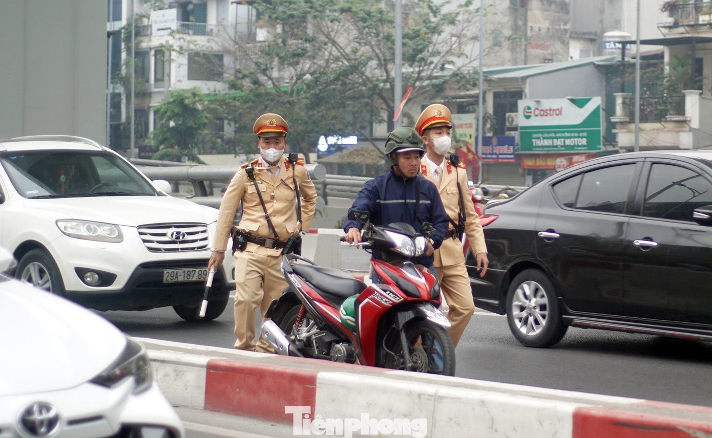 Sáng 8/1, tổ công tác Đội CSGT đường bộ số 4 phát hiện, xử lý một số trường hợp tài xế xe máy đi vào đường Vành đai 2 trên cao. Ảnh: Thanh Hà.