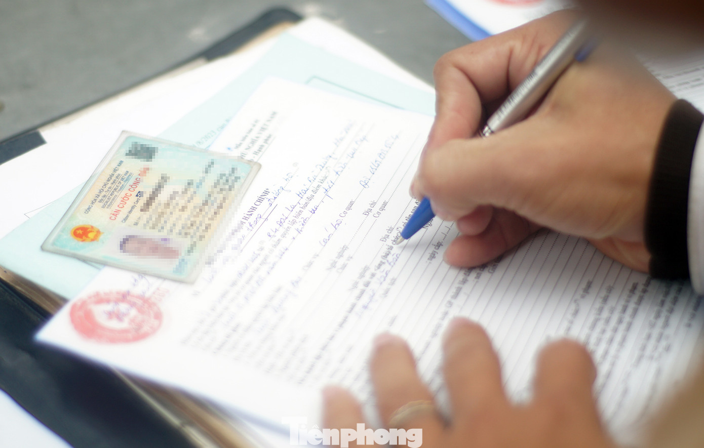 Tổ công tác lập biên bản các trường hợp vi phạm. Ảnh: Thanh Hà.