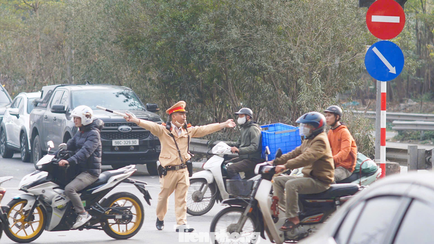 Lực lượng CSGT phân luồng phương tiện tại cửa ngõ phía Nam thành phố. Lực lượng CSGT phân luồng phương tiện tại cửa ngõ phía Nam thành phố.