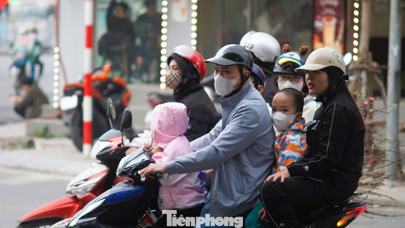 Một gia đình lưu thông tại nút giao Đỗ Mười - Giải Phóng.