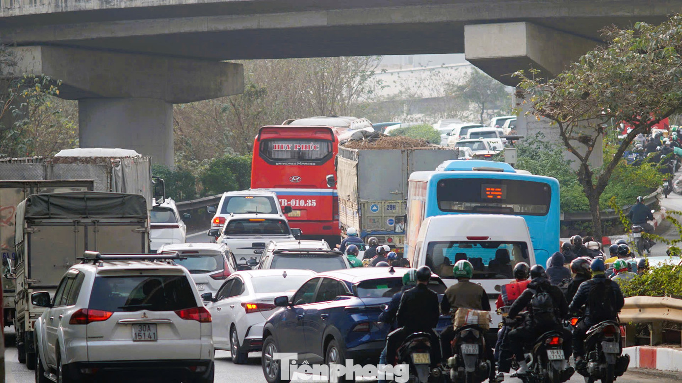 Dòng phương tiện di chuyển chậm. Xe ô tô phải mất 15-20 phút để di chuyển quãng đường hơn 1km.