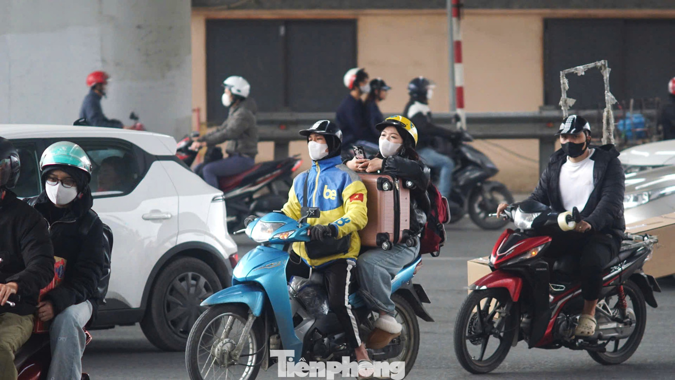 Nhiều người dân sau khi kết thúc công việc, học tập đã nhanh chóng lên đường trở về nhà, về quê, đi du lịch...