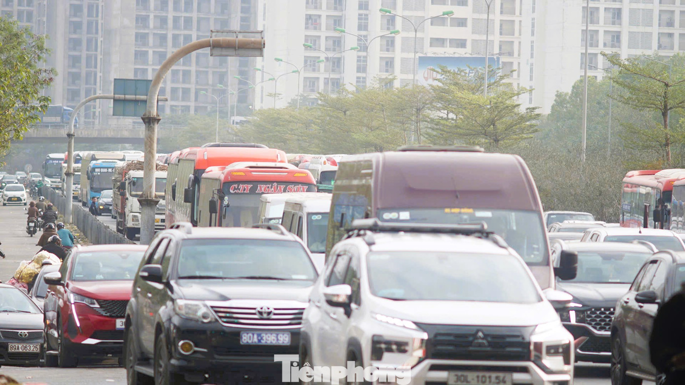 Lối ra cao tốc Pháp Vân - Cầu Giẽ phương tiện tăng cao vào cuối giờ chiều.