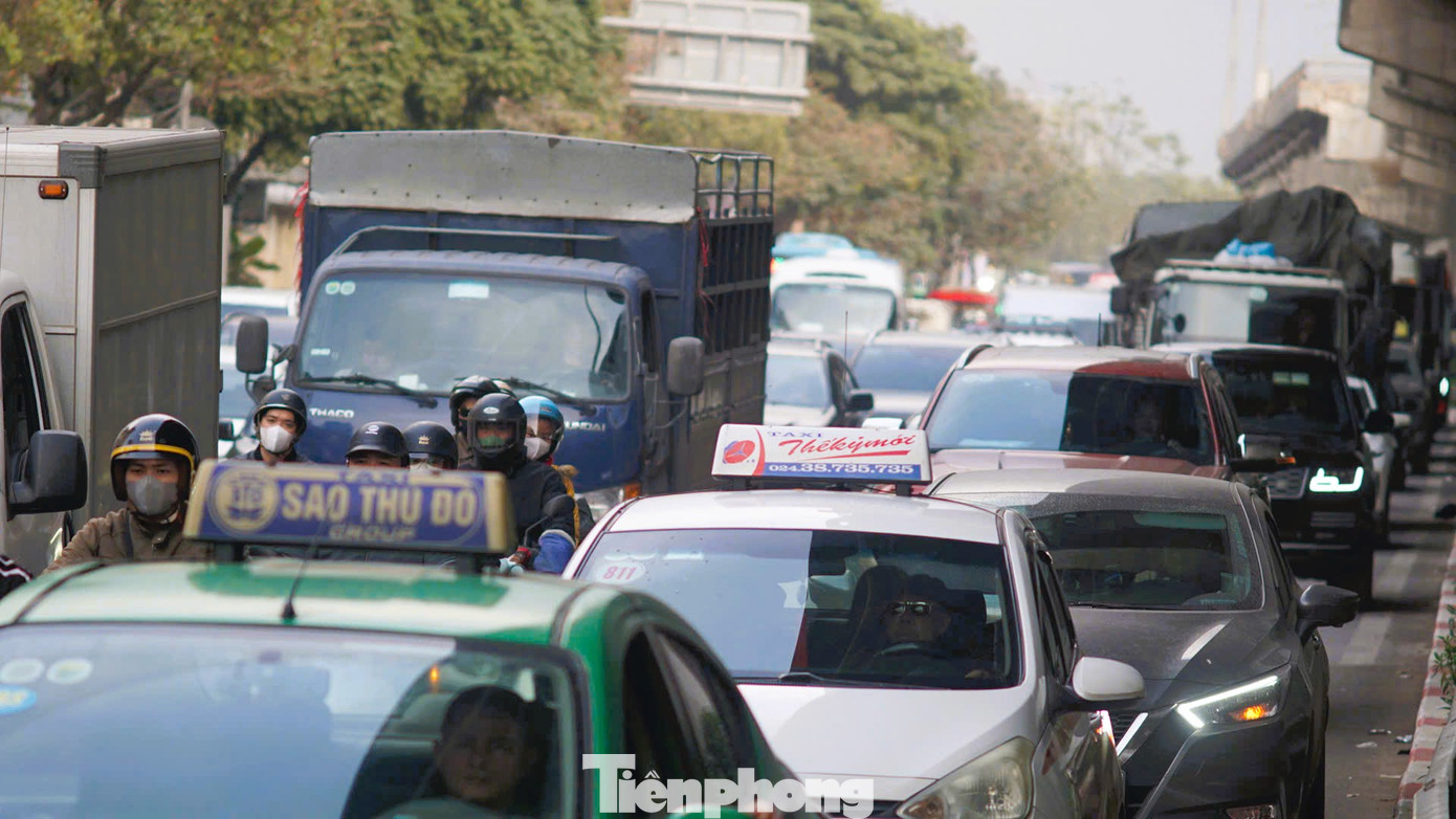 Tại đường Đỗ Mười lưu lượng phương tiện tăng cao đột biến khiến giao thông ùn dài từ lối ra cao tốc Pháp Vân - Cầu Giẽ đến khu vực đường Giải Phóng.