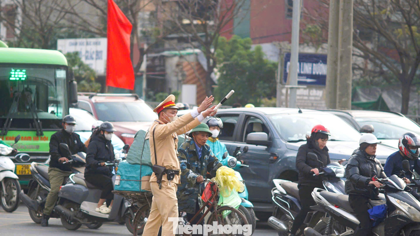 Lực lượng CSGT Công an TP Hà Nội điều tiết giao thông tại khu vực đường Giải Phóng.