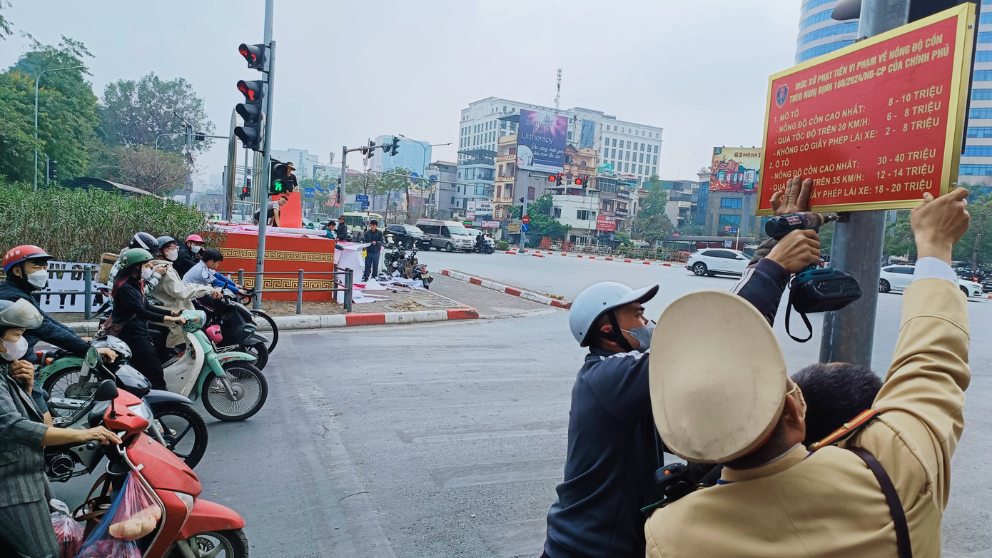 Lực lượng CSGT Hà Nội lắp đặt biển tuyên truyền về mức xử phạt mới. Lực lượng CSGT Hà Nội lắp đặt biển tuyên truyền về mức xử phạt mới.