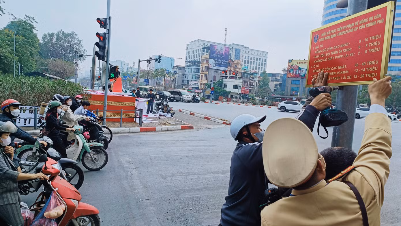 Lực lượng CSGT Hà Nội lắp đặt biển tuyên truyền về mức xử phạt mới.