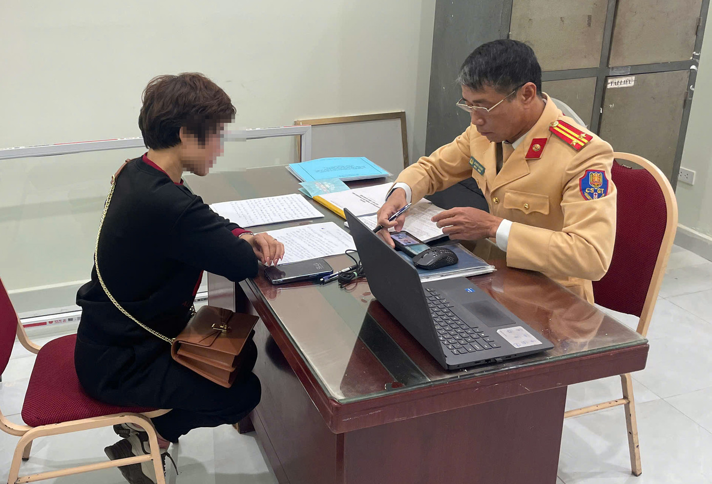 Chị T. làm việc với lực lượng CSGT. Chị T. làm việc với lực lượng CSGT.