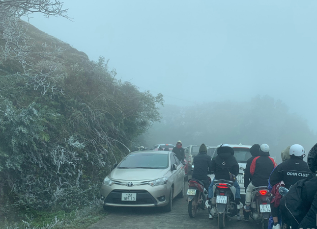 Dòng người, phương tiện nối nhau lên, xuống khu du lịch Mẫu Sơn năm 2024. Ảnh: Nguyễn Duy Chiến.