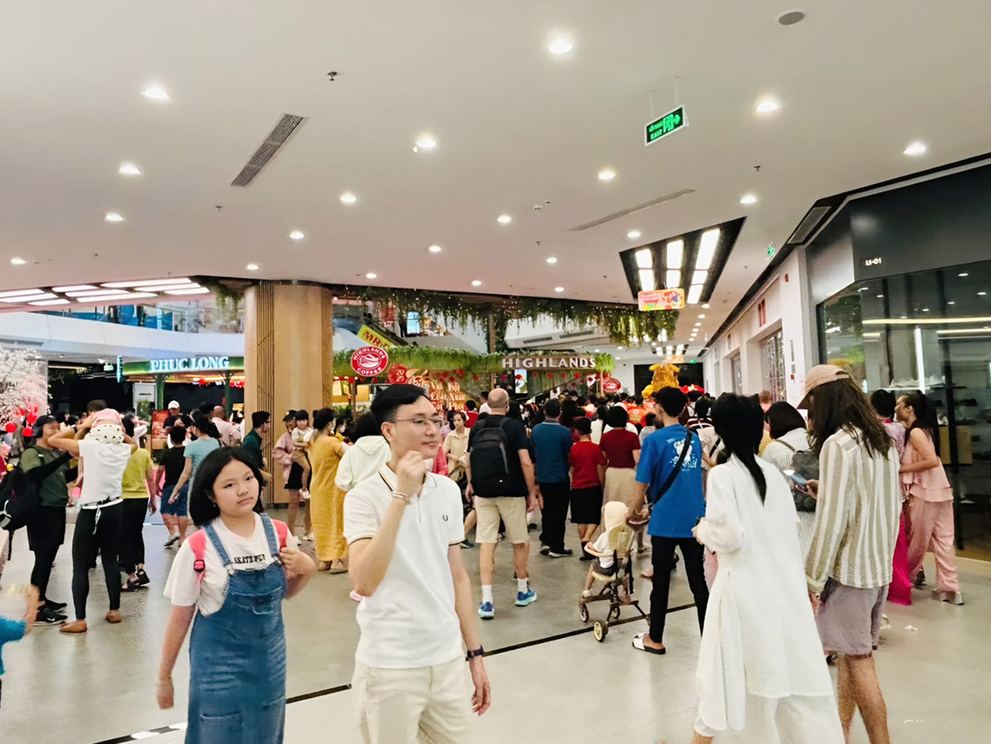 Không khí du xuân tấp nập tại TTTM Vincom Mega Mall Grand Park với nhiều lựa chọn ăn uống, café, vui chơi.