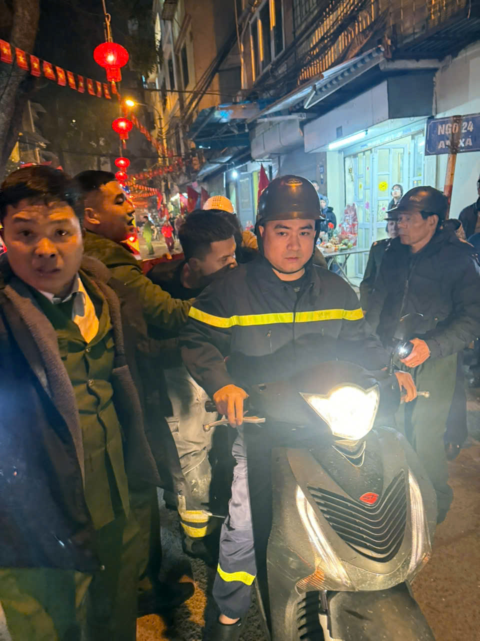 Nạn nhân được đưa đi cấp cứu.