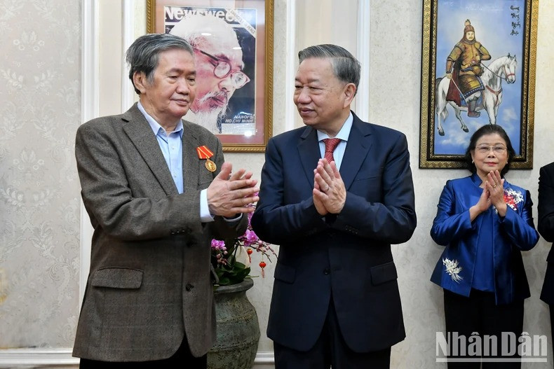 Tổng Bí thư Tô Lâm thăm hỏi, chúc Tết đồng chí Đinh Thế Huynh, nguyên Ủy viên Bộ Chính trị, nguyên Thường trực Ban Bí thư. (Ảnh: ĐĂNG KHOA)