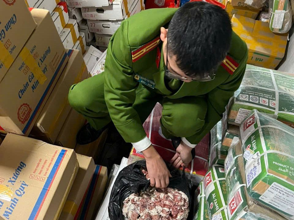 Tại thời điểm kiểm tra, đoàn liên ngành phát hiện hàng loạt vi phạm tại cơ sở. Tại thời điểm kiểm tra, đoàn liên ngành phát hiện hàng loạt vi phạm tại cơ sở.