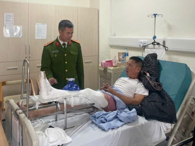 Chỉ huy Công an quận Hà Đông thăm hỏi Trung tá Hoàng Anh đang điều trị tại bệnh viện.