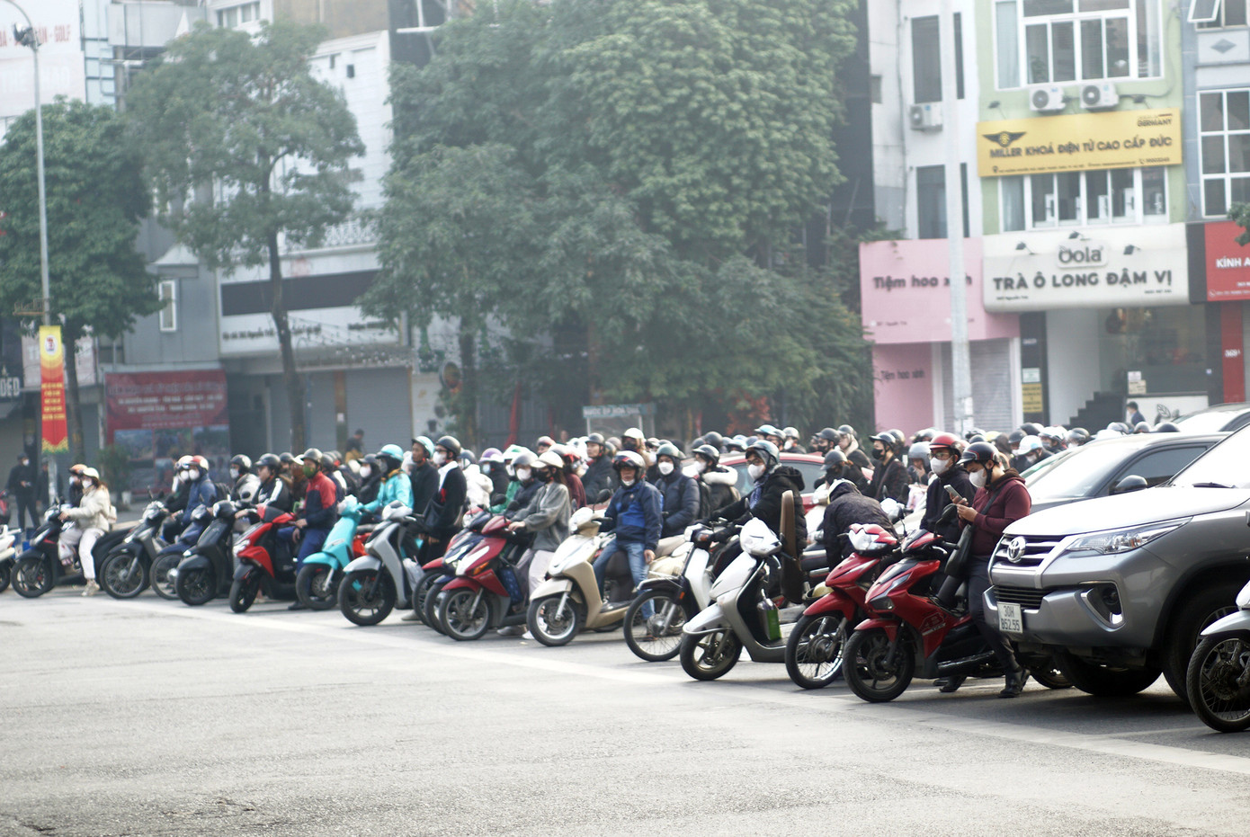 Các phương tiện dừng chờ trước vạch khi có đèn đỏ. Các phương tiện dừng chờ trước vạch khi có đèn đỏ.