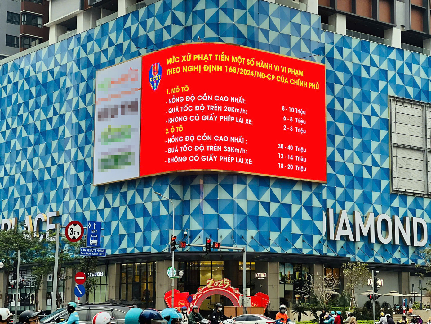 Nội dung tuyên truyền được trình chiếu xuyên Tết trên các màn hình lớn đặt tại các nút giao thông trọng điểm, trung tâm thương mại và khu vực đông người qua lại.