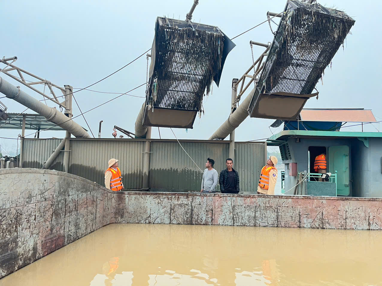 Tổ công tác kiểm tra tàu hút cát trái phép trên sông Hồng.