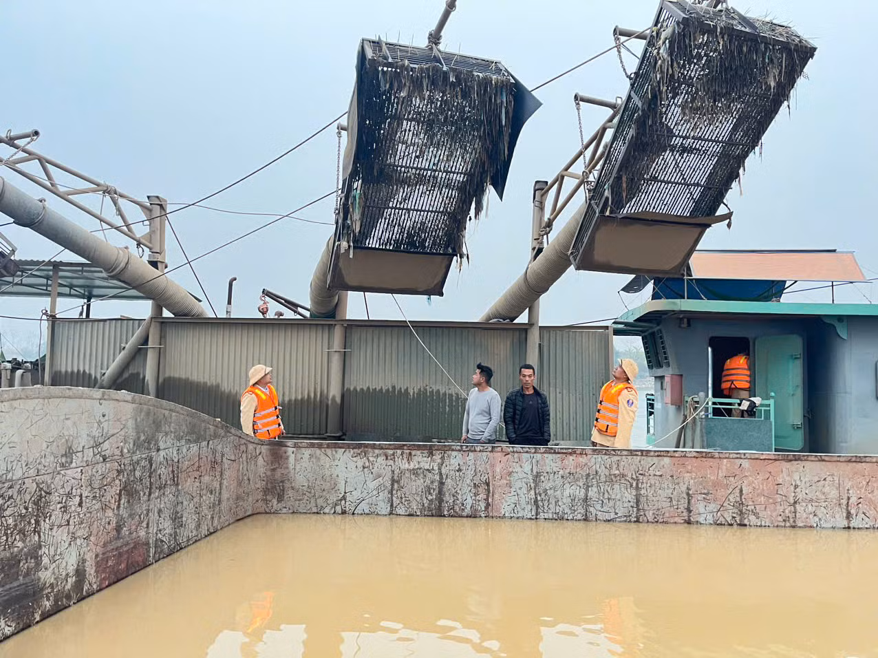 Tổ công tác kiểm tra tàu hút cát trái phép trên sông Hồng.