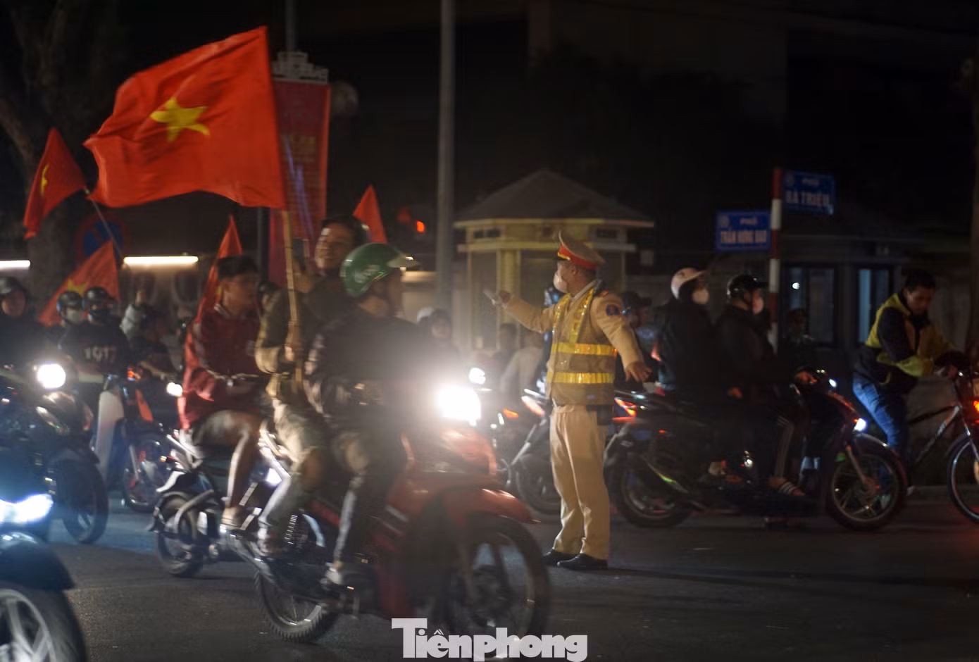 Lực lượng CSGT phân luồng phương tiện tại ngã tư Trần Hưng Đạo - Bà Triệu.