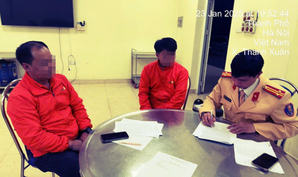 Tài xế xe khách và phụ xe (áo đỏ), tài xế ô tô con (áo đen) làm việc với lực lượng CSGT. Tài xế xe khách và phụ xe (áo đỏ), tài xế ô tô con (áo đen) làm việc với lực lượng CSGT.