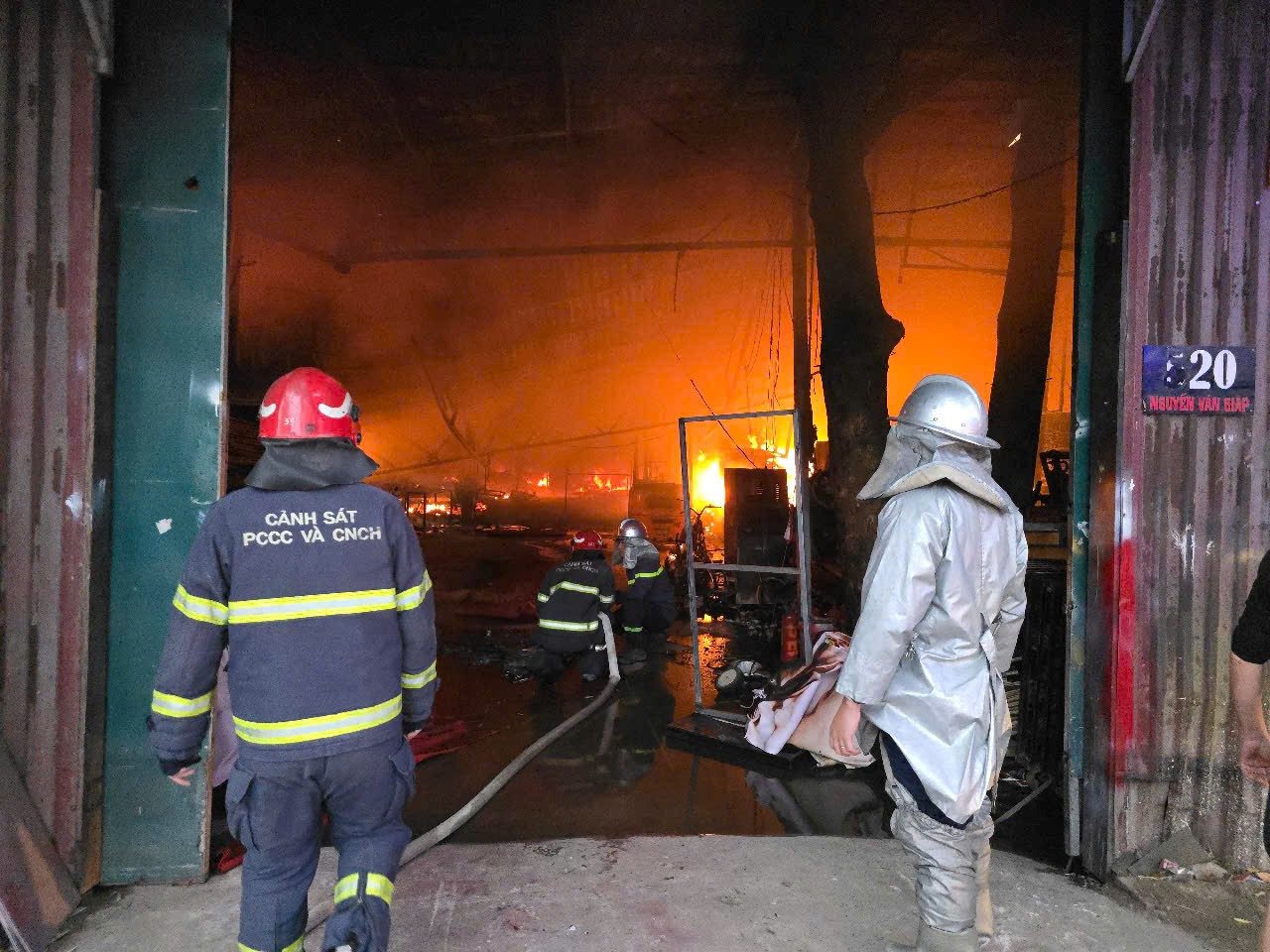 Vụ cháy tại nhà xưởng tại Hà Nội.