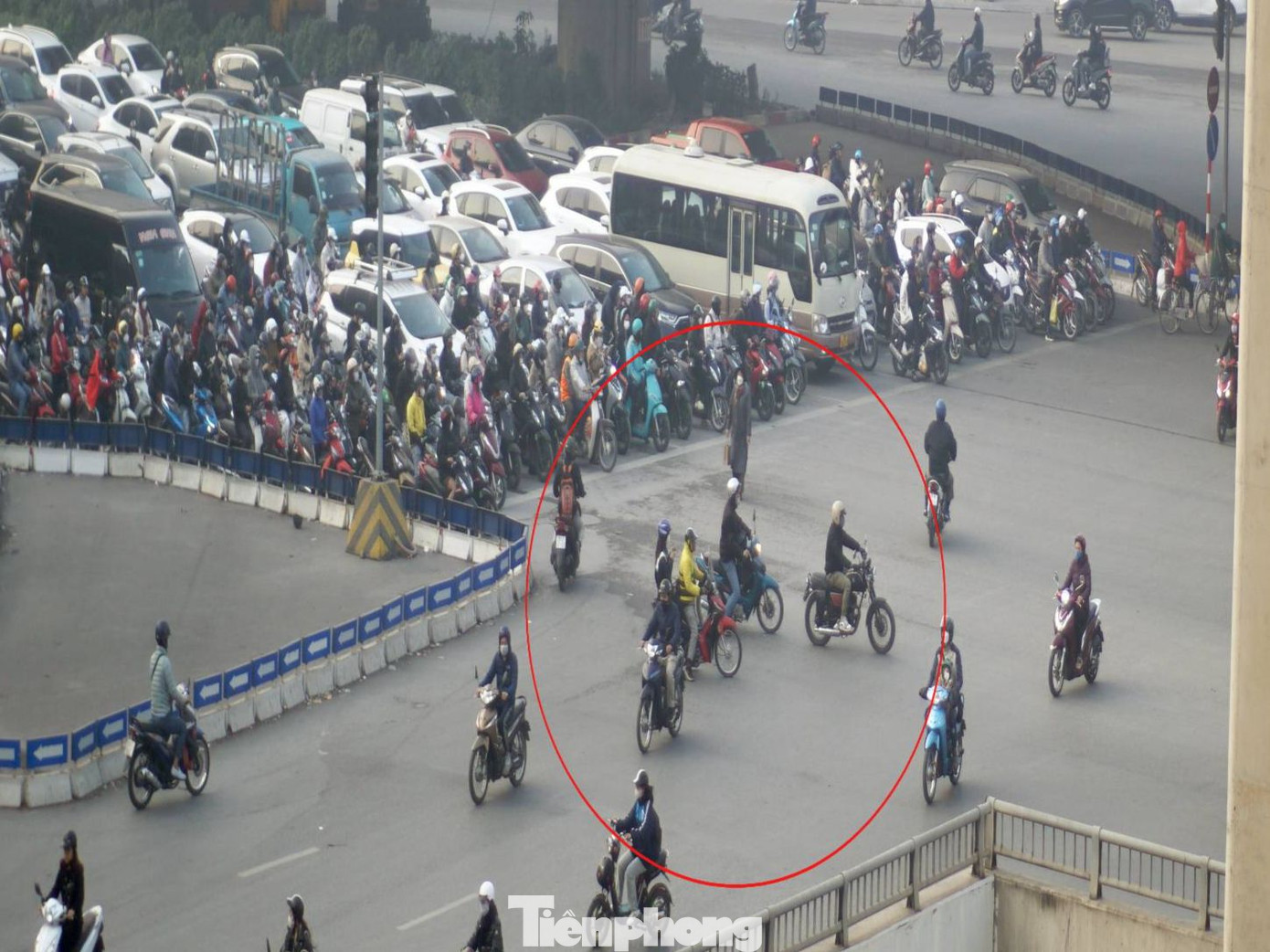 Hình ảnh các phương tiện vi phạm giao thông tại nút giao Nguyễn Trãi - Khuất Duy Tiến.