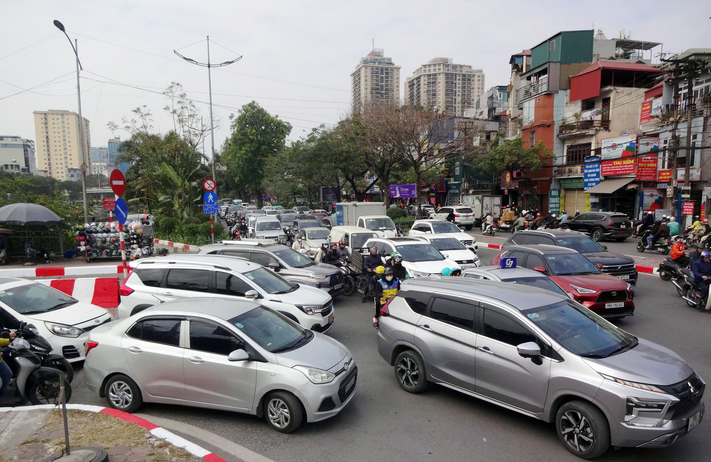 Dịp cận Tết, nhu cầu đi lại cao khiến giao thông tấp nập hơn ngày thường rất nhiều. Dịp cận Tết, nhu cầu đi lại cao khiến giao thông tấp nập hơn ngày thường rất nhiều.