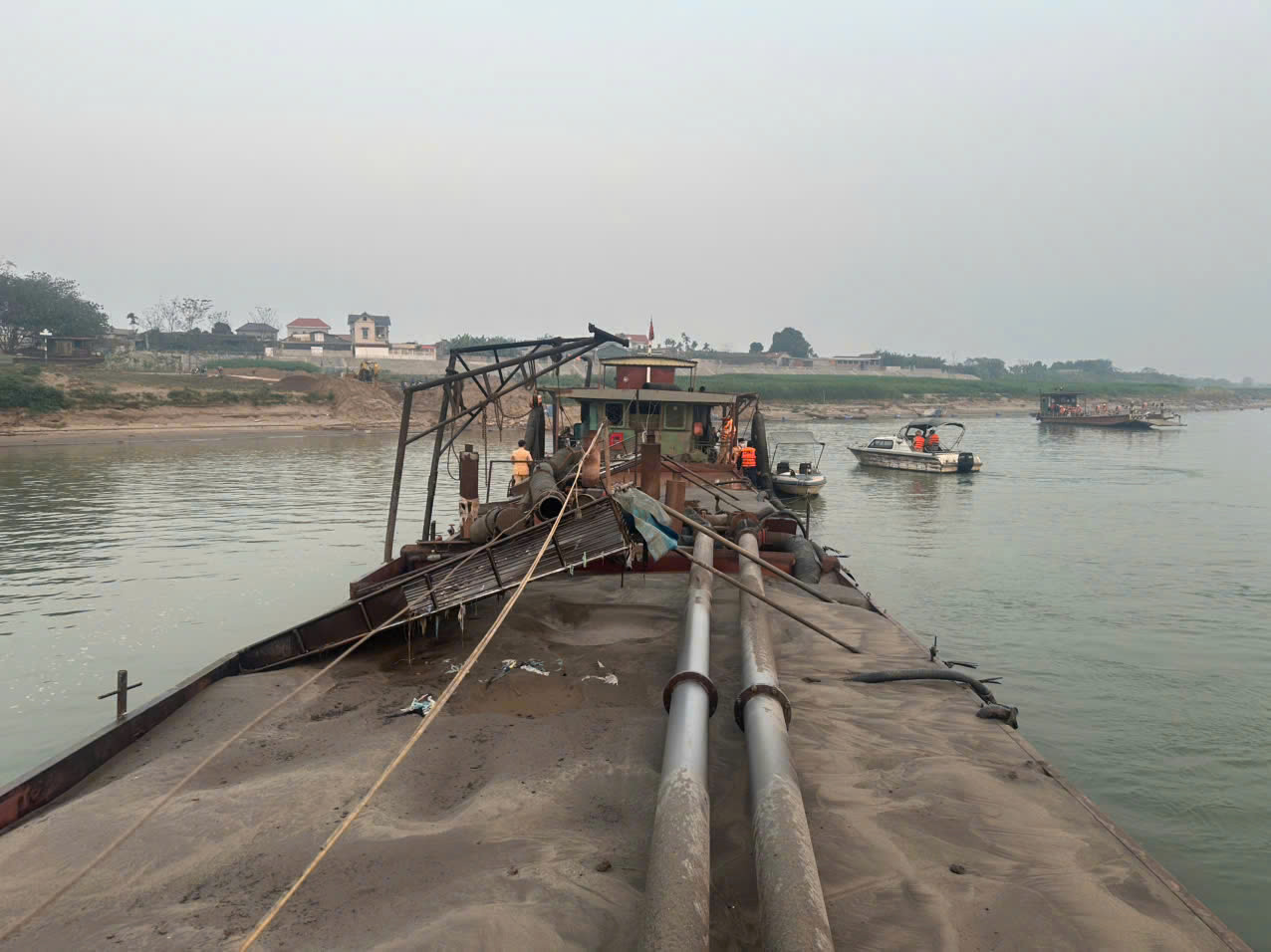 Trong số 3 phương tiện bị phát hiện chỉ có 1 phương tiện gắn biển kiểm soát.