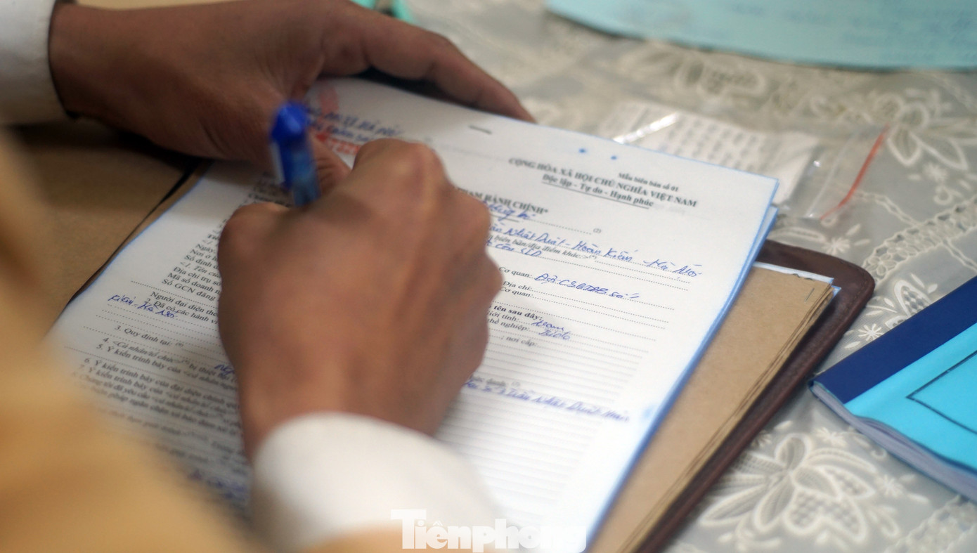 Tổ công tác lập biên bản các trường hợp vi phạm. Ảnh: Thanh Hà