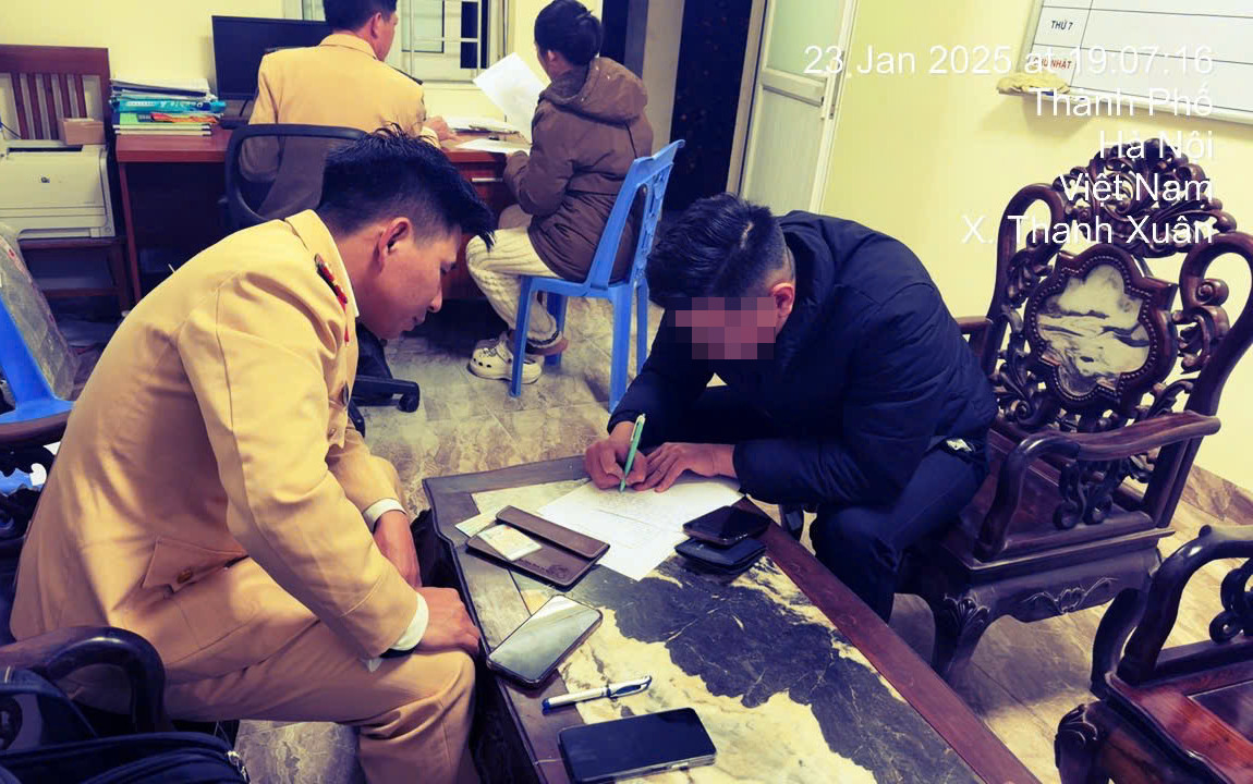 Tài xế xe khách và phụ xe (áo đỏ), tài xế ô tô con (áo đen) làm việc với lực lượng CSGT. Tài xế xe khách và phụ xe (áo đỏ), tài xế ô tô con (áo đen) làm việc với lực lượng CSGT.