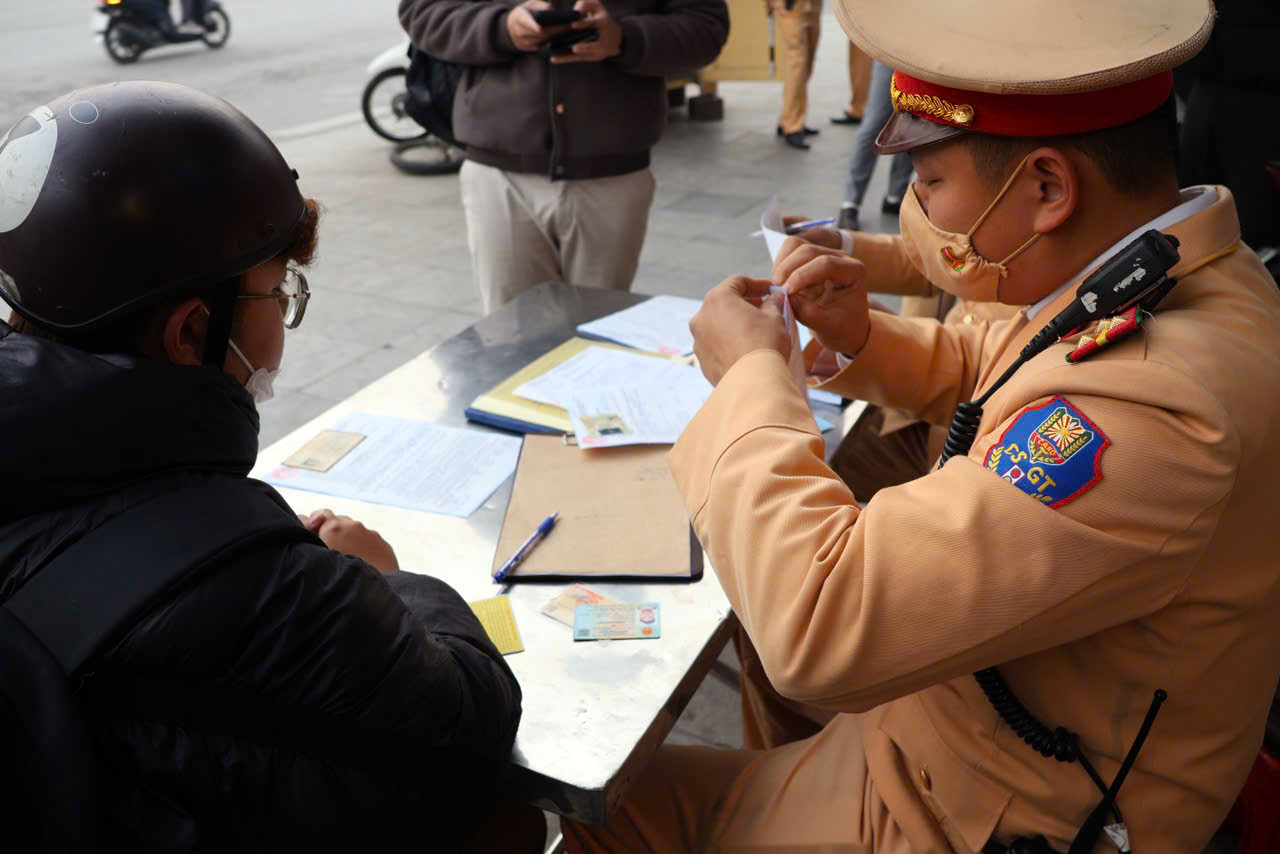 Nhiều trường hợp vi phạm bị lập biên bản xử phạt. Nhiều trường hợp vi phạm bị lập biên bản xử phạt.