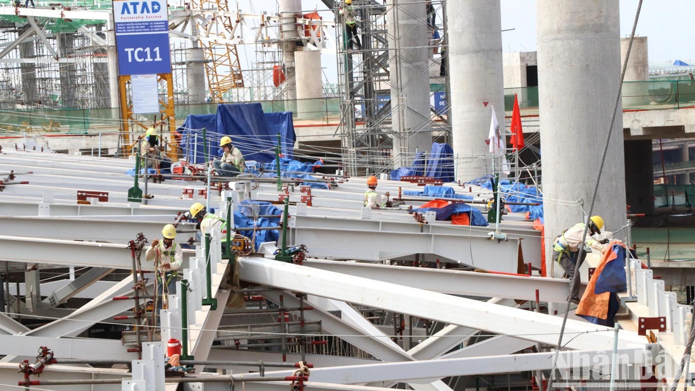 Công nhân thi công mái nhà ga hành khách sân bay Long Thành. Công nhân thi công mái nhà ga hành khách sân bay Long Thành.