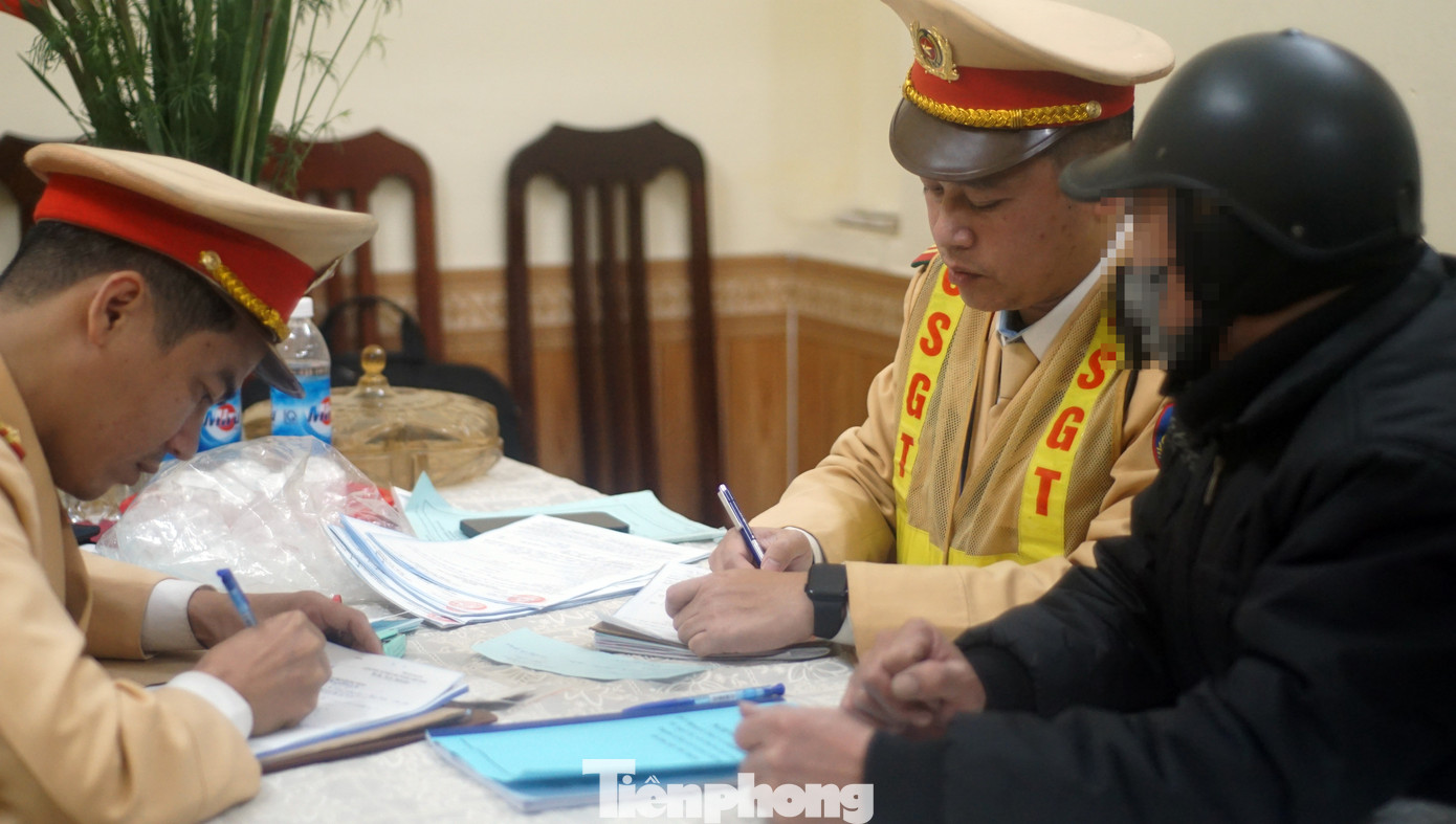 Ông T. bị phát hiện vi phạm nồng độ cồn ở mức cao. Ảnh: Thanh Hà.