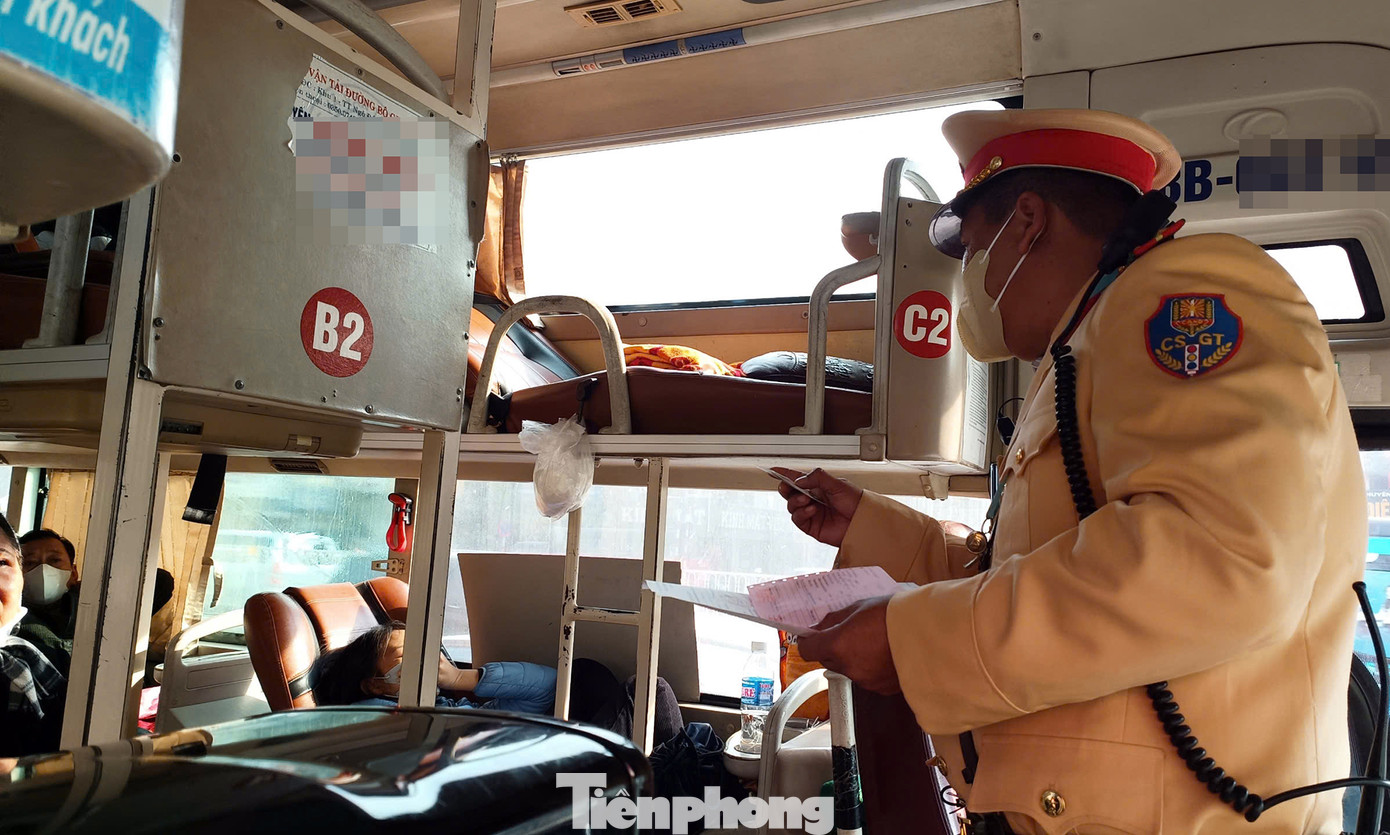 CSGT kiểm tra giấy tờ tài xế, số lượng hành khách trên xe.