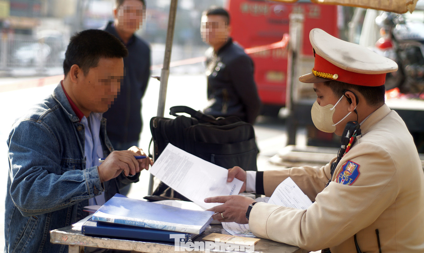 Tài xế vi phạm giao thông bị CSGT lập biên bản. Tài xế vi phạm giao thông bị CSGT lập biên bản.