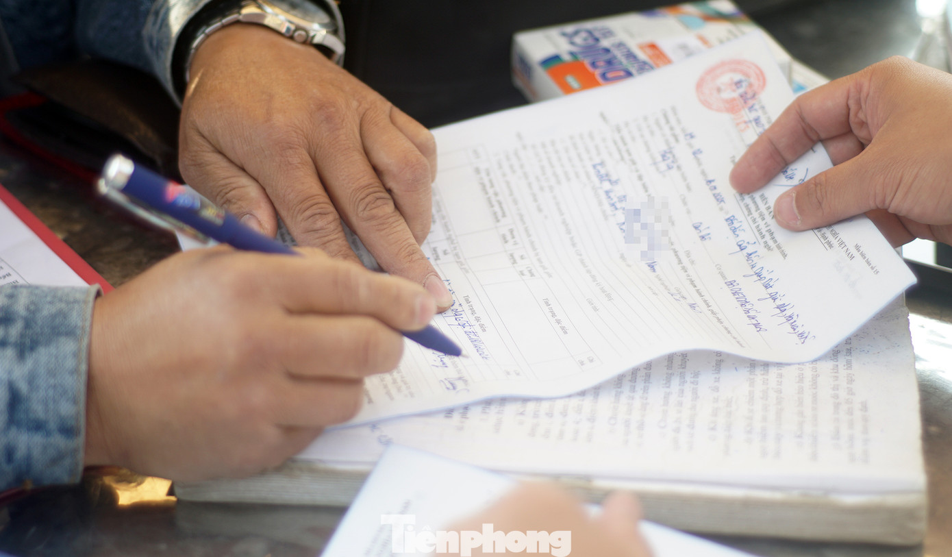 CSGT kiểm tra giấy tờ tài xế, số lượng hành khách trên xe.