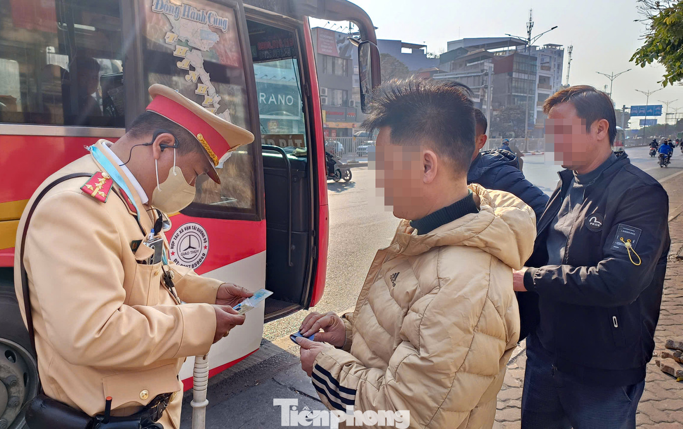CSGT kiểm tra giấy tờ tài xế, số lượng hành khách trên xe.