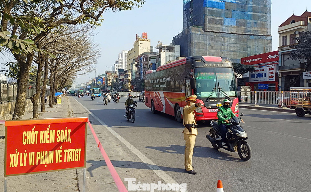 Tổ công tác dừng phương tiện xe khách kiểm tra.