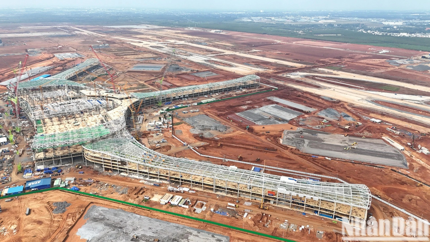 Tại gói thầu 5.10, thi công xây dựng và lắp đặt thiết bị công trình nhà ga hành khách sân bay Long Thành, đến nay đã hoàn thành toàn bộ công tác bê-tông cốt thép phần ngầm, tầng 1F, 2F, 3F, 4F. Công tác xây tường gạch 1F đạt 80% ở khu trung tâm và 20% ở khu cánh. Triển khai thi công móng cầu ống lồng. Tại gói thầu 5.10, thi công xây dựng và lắp đặt thiết bị công trình nhà ga hành khách sân bay Long Thành, đến nay đã hoàn thành toàn bộ công tác bê-tông cốt thép phần ngầm, tầng 1F, 2F, 3F, 4F. Công tác xây tường gạch 1F đạt 80% ở khu trung tâm và 20% ở khu cánh. Triển khai thi công móng cầu ống lồng.