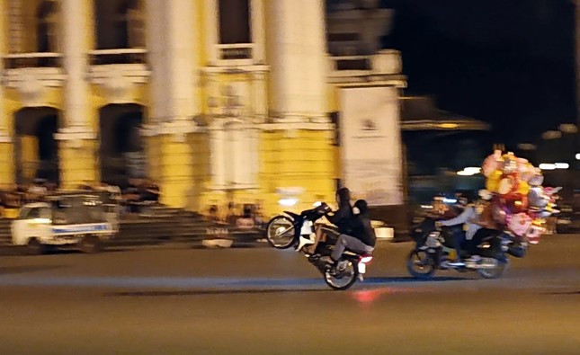 Hình ảnh tài xế xe máy "bốc đầu" xe ở Hà Nội.