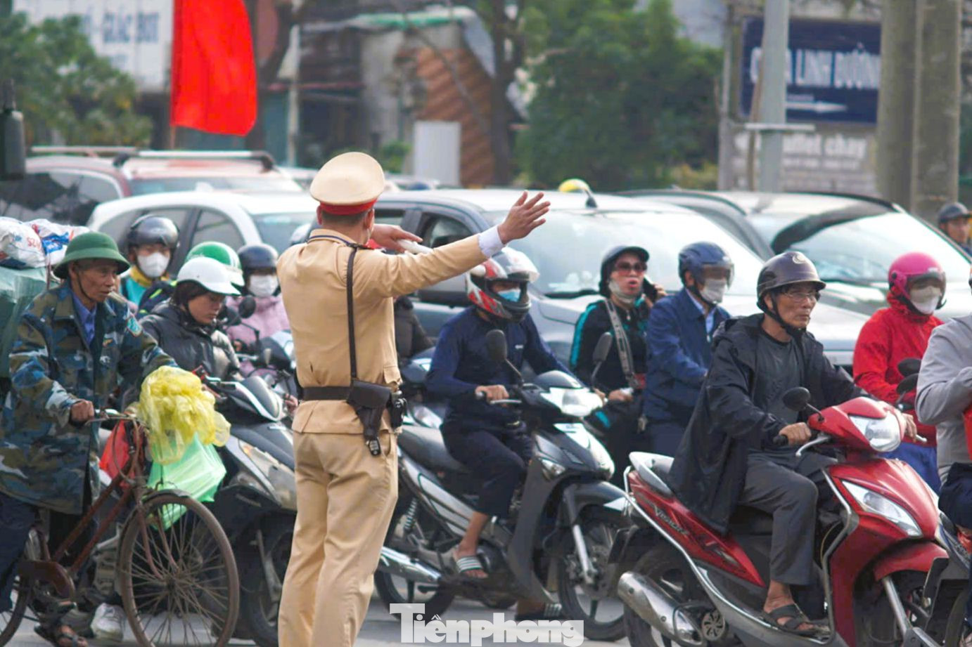 CSGT phân luồng trên các tuyến giao thông. CSGT phân luồng trên các tuyến giao thông.