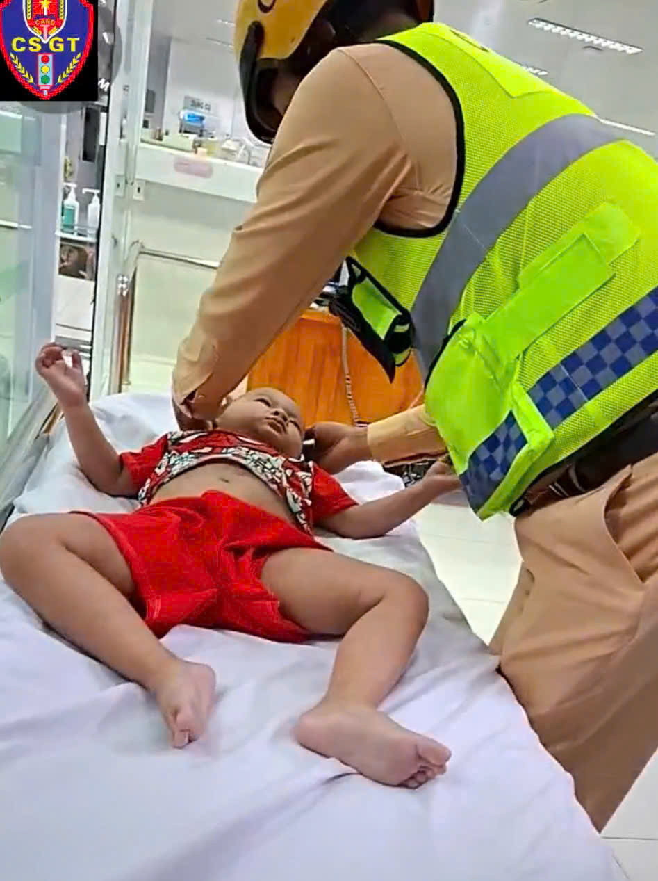 Cán bộ CSGT giúp đỡ gia đình đưa cháu bé tới bệnh viện cấp cứu. Cán bộ CSGT giúp đỡ gia đình đưa cháu bé tới bệnh viện cấp cứu.