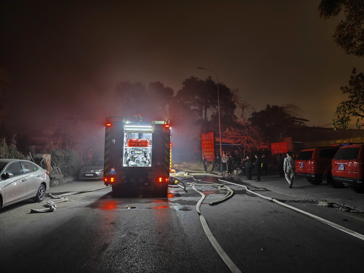 Nhiều xe chữa cháy được huy động đến hiện trường.