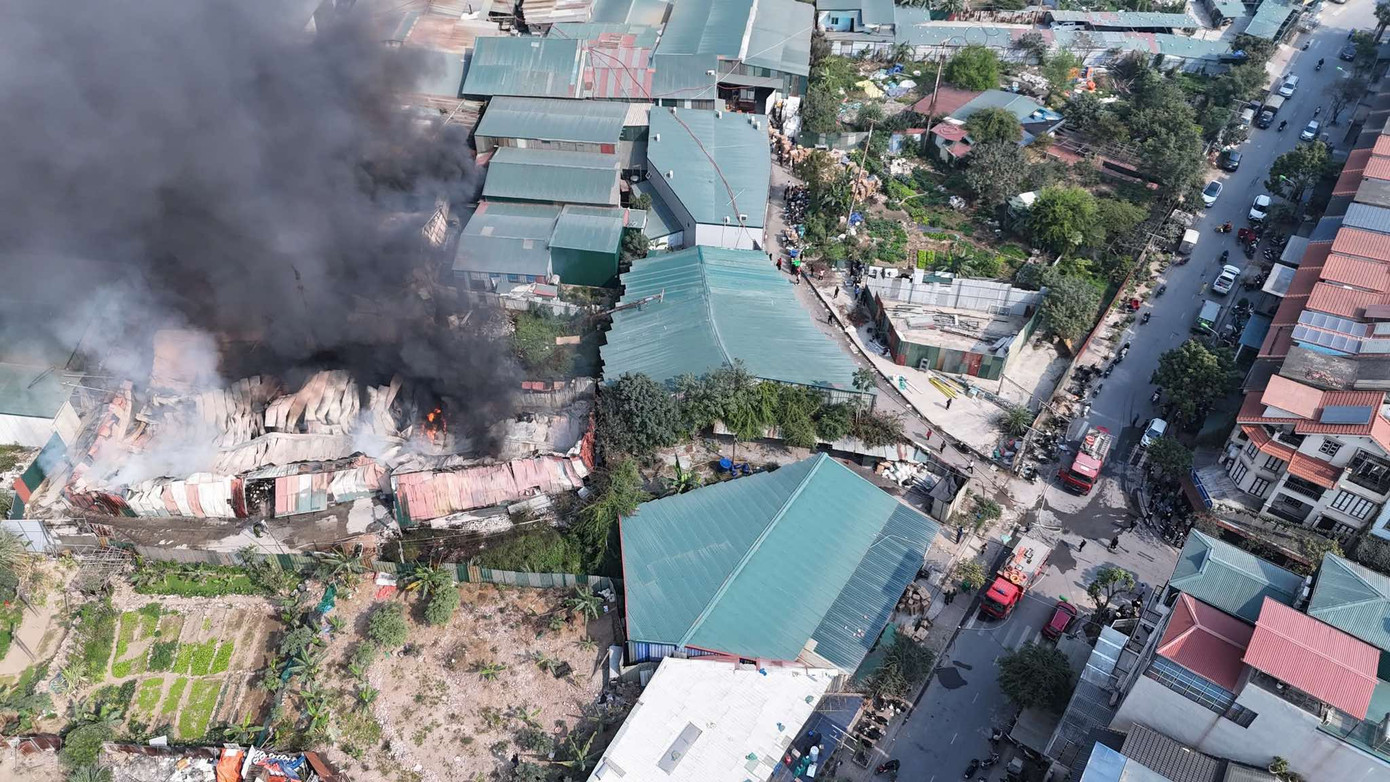 Dãy kho xưởng rộng hàng trăm mét vuông bị cháy rụi.