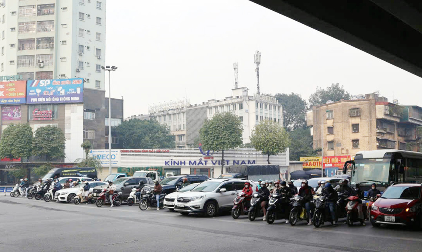 Đa phần người tham gia giao thông dừng trước vạch khi đèn tín hiệu chuyển sang màu đỏ. Đa phần người tham gia giao thông dừng trước vạch khi đèn tín hiệu chuyển sang màu đỏ.