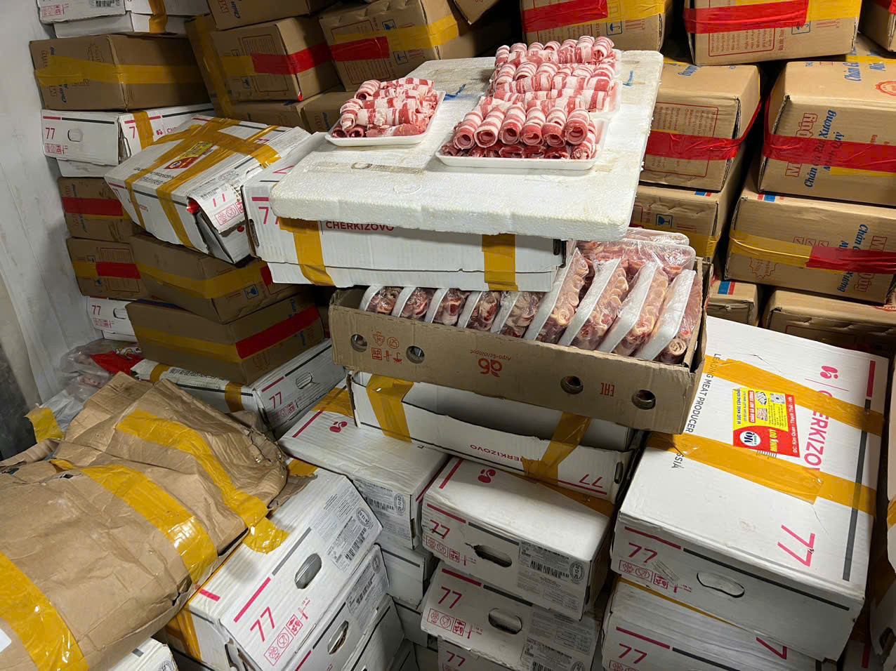 Cơ sở vi phạm trong việc bảo quản kinh doanh hàng hoá hết hạn sử dụng. Cơ sở vi phạm trong việc bảo quản kinh doanh hàng hoá hết hạn sử dụng.